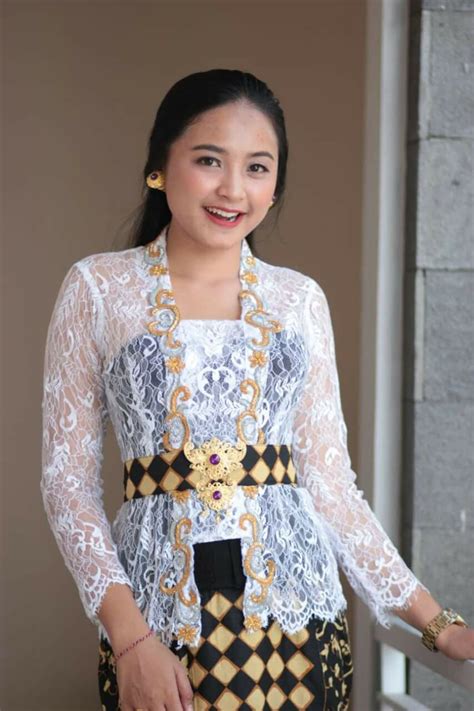 √ 50 Model Kebaya Bali Modern Brokat Modifikasi Terbaru 2020 Girlisme