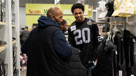 Raiders, Smith's take Las Vegas families on 'Holiday Huddle' shopping