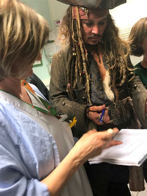 Johnny Depp Volvió A Ser Jack Sparrow Para Visitar A Chicos Con