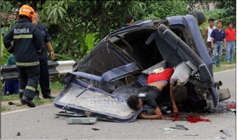 Tambah beliau, kemalangan yang menyebabkan empat beranak itu tersepit di dalam kenderaan mereka yang remuk teruk tersebut berlaku di laluan berselekoh. KEMALANGAN DI KENINGAU : 4 MAUT ~ GEREK BASIKAL
