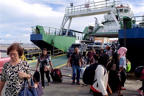 It's never too late to book a trip. Terminal Feri Menumbok sesak, ratusan kenderaan terkandas ...