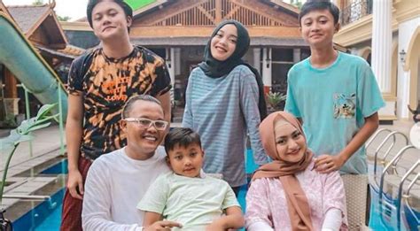Surat pengantar nikah bertuliskan nama asli sule, yaitu sutisna, beredar luas di media sosial. Rizky Febian Ungkap Alasan Tak Setujui Hubungan Sule dan ...