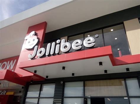 Jollibee Opens First Ever Store With Dual Lane Drive Thru