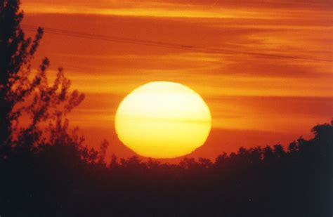 Dlaczego wschodzące Słońce jest spłaszczone? - AstroNET