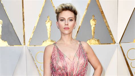 Scarlett Johansson Walks 2017 Oscars Red Carpet Without Wedding Ring