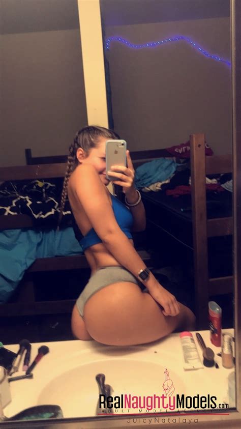 Teen Shows Off Amazing Ass In Mirror Shot Porn Photo Free