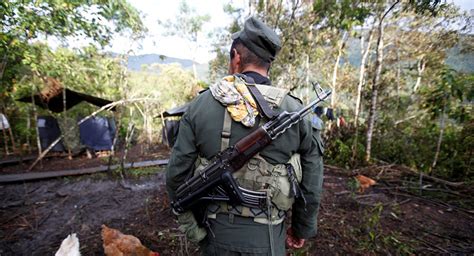 'gentil duarte' nació el 15 de octubre de 1963, en florencia (caquetá) e ingreso a las farc en 1981 y se incorporó al frente 14, donde inició sus primeros pasos como guerrillero. Tres disidentes de las FARC quieren refundar la guerrilla ...