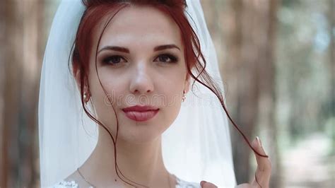 Portr T Einer Braut In Einem Wald In Einem Heiratskleid Das Eine