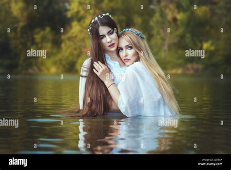 Las Niñas Lesbianas Están Abrazando Están En El Agua Fotografía De Stock Alamy