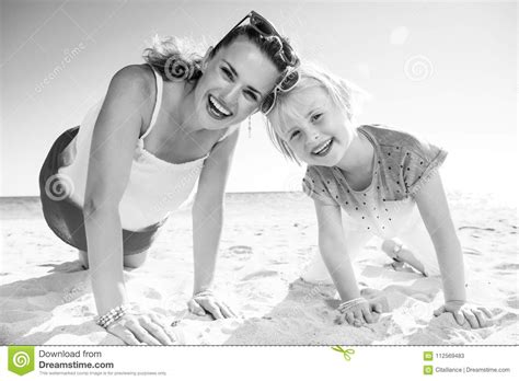 Madre E Hija De Moda Felices En Ropa Colorida En La Playa Imagen De
