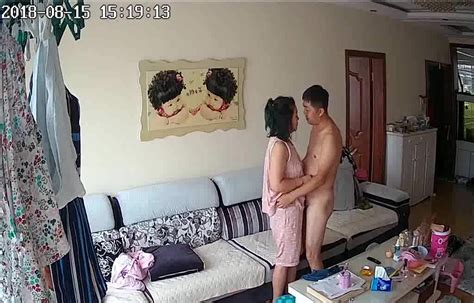 黑客破解家庭网络摄像头偷拍有趣的胖哥和媳妇吵架被掐脸自刮脸后在沙发上干媳妇