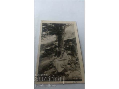 Снимка Мъж и две млади жени на камъните 1934 Стари снимки Изделия от хартия balkanauction