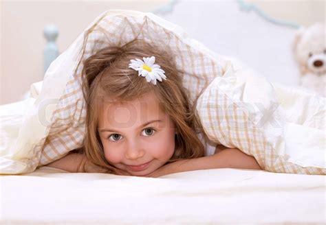Kleines Mädchen Im Bett Stock Bild Colourbox