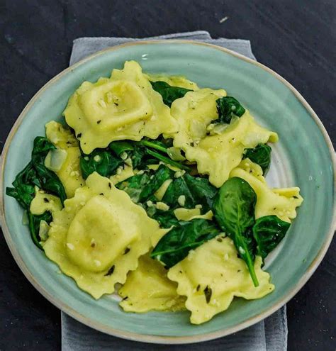 Garlic Butter Ravioli With Spinach Easy Pasta Dish