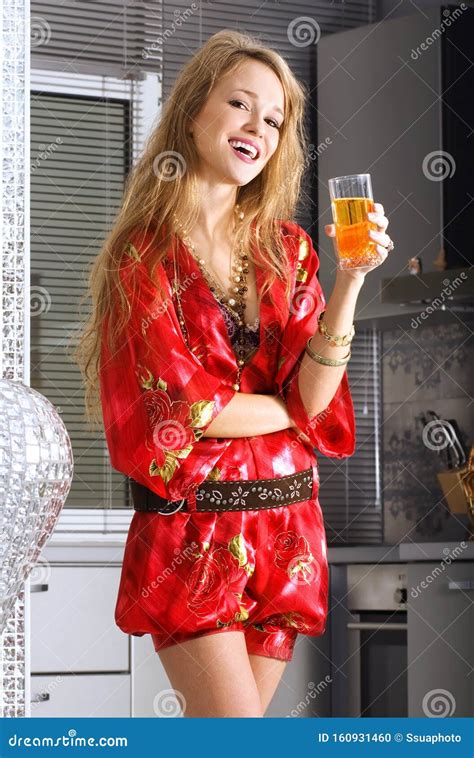 Fijne Vrouw In De Moderne Keuken Met Glas Sap Stock Foto Image Of