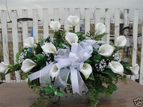 Domani l'addio a cala cimenti, il mago delle discese con gli sci. White Calla Lilies Cemetery Grave Flowers Feathery Fern Silk Casket Memorial | eBay
