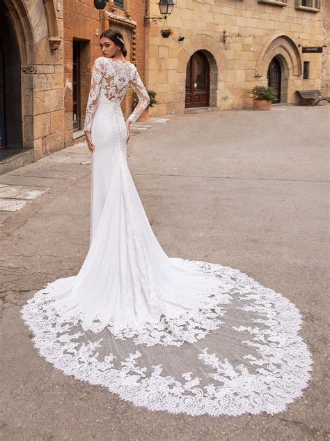 Mermaid Wedding Dress With Long Sleeves And V Neck Pronovias Long