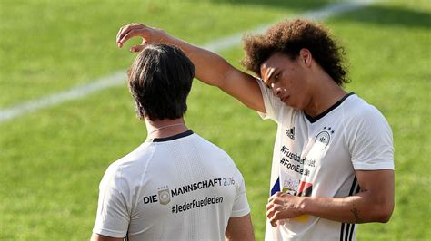 Leroy sane hat offensichtlich keine probleme mit dem selbstbewusstsein. Endlich fertig! DFB-Star Leroy Sané zeigt sein Rücken ...