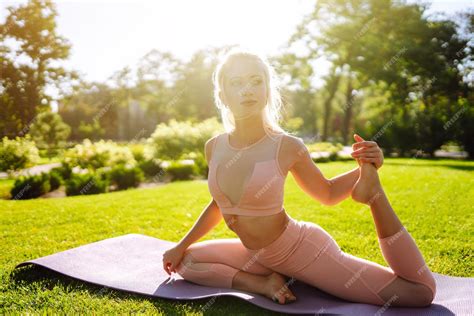 mooie vrouw doet yoga oefeningen in het park portret van een vrouw in sportkleding die yoga