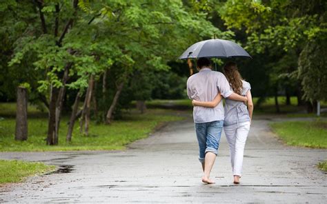 20+ Love Couple's Romance in the Rain Wallpapers ...