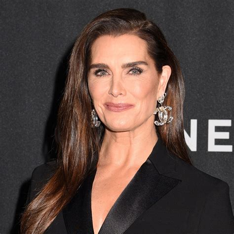 Brooke Shields Looks Stunning In A Classy All White Ensemble At Nyfw