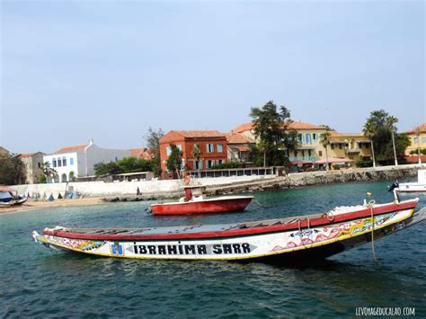 La Plage Et Le Port De Lîle De Gorée Faisant Face à Dakar Senegal