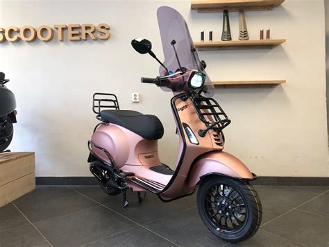 Vespas are more than just scooters. Vespa Sprint Opaco Rose - Perry Scooters Haarlem