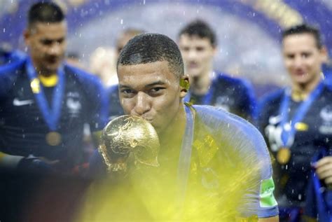 Honor bermain sebagai pemain prancis di piala dunia yang mencapai lebih dari rp 300. Deretan Pesepakbola Peraih Penghargaan di Piala Dunia 2018 ...