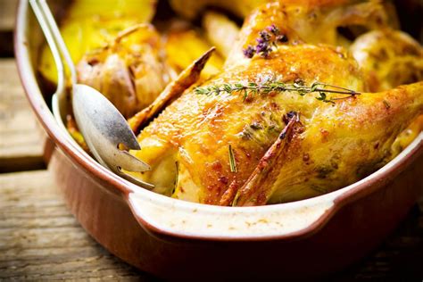 Rigiriamo se le patate e le cosce di pollo non vi sembrano cotte in maniera omogenea. Il pollo al forno con patate - Come cucinare la ricetta ...