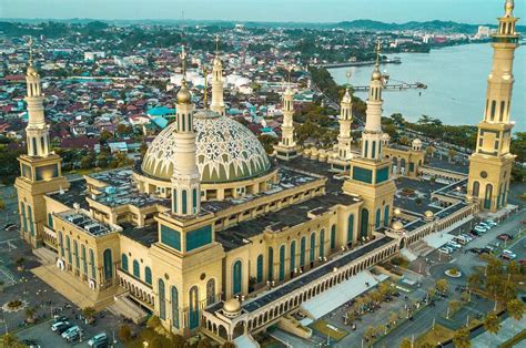 5 Masjid Terbesar Di Indonesia Salah Satunya Bergaya Ala Masjid Nabawi