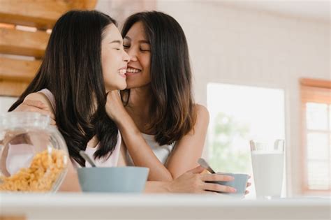 pareja de mujeres lgbtq lesbianas asiáticas desayuna en casa foto gratis