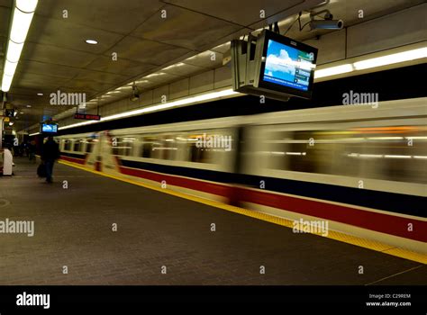 Los Viajeros Del Tren Skytrain Translink En Motion Blur Dejando