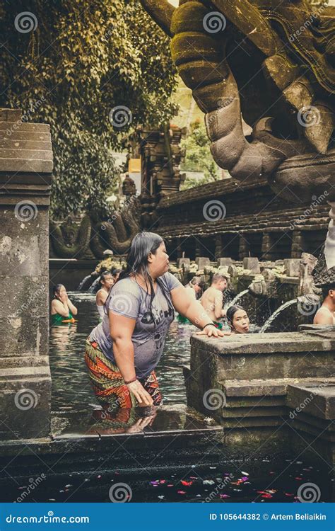 Bali Indonesia December 5 2017 Holy Spring Water People Praying In The Tirta Empul Temple