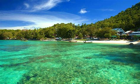 Berlibur di pulau terpencil kini semakin diminati. Pesona Pantai di Pulau Sabang - Aceh