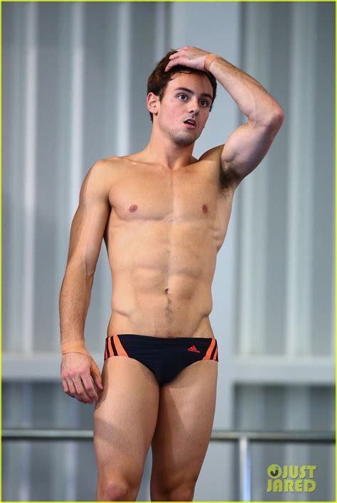 olympic diver tom daley explains why his speedos are so tight watch now photo 3664175