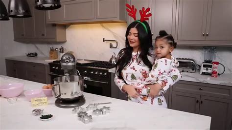 Kylie Jenner And Stormi Make Christmas Cookies Grinch Youtube