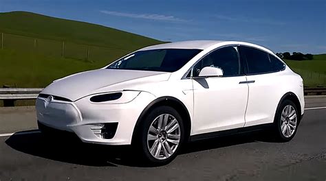 Model X Il Suv Elettrico Di Tesla Avvistato In Autostrada Wired