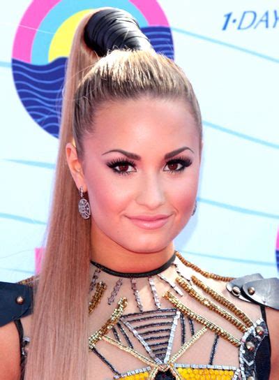 Hair Pins Demi Lovato S Long Blonde Funky Ponytail Hairstyle Spring
