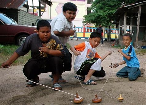 Lantaran itu, permainan tradisional turut dipandang enteng serta mula tersisih daripada arus perdana kehidupan masyarakat. Budak-Budak Jitra: Permainan Gasing Tradisional