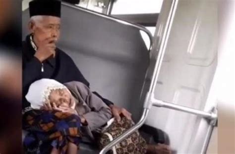 Tetap Mesra Hingga Lanjut Usia Kakek Nenek Di Kereta Bikin Netizen