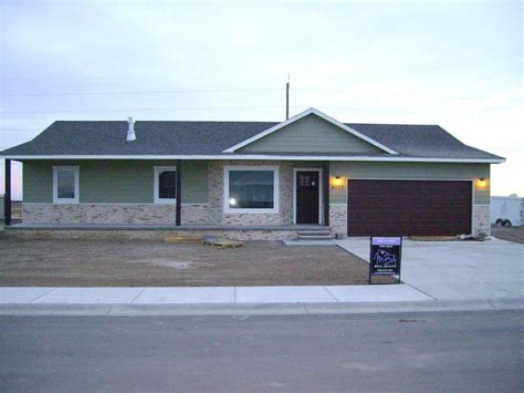 4001 Hawthorne Way, Garden City, KS - 5 Bed, 3 Bath Single-Family Home