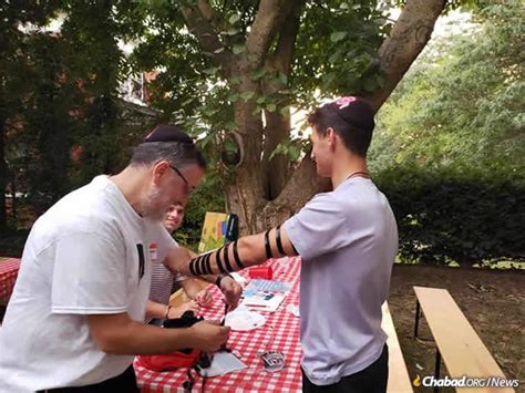 Jewish College Students Bond At Hundreds Of ‘welcome Back Dinners And