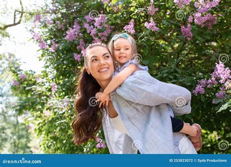 lycklig mor med liten dotter i sommarparken arkivfoto bild av föräldraskap anläggning 253823072