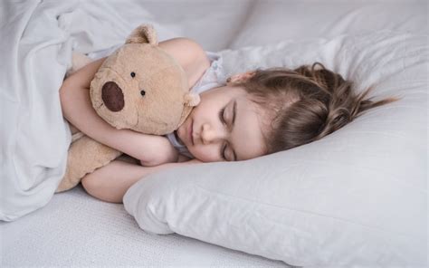 Śliczna Mała Dziewczynka śpi Słodko W Białym Wygodnym łóżku Z Pluszowym Misiem Koncepcja