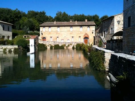 Si trova a soli 15 minuti d'auto dalla cappella madonna di vitaleta. Bagno Vignoni. La piscina Unesco. | Bagno, Acqua, Italia