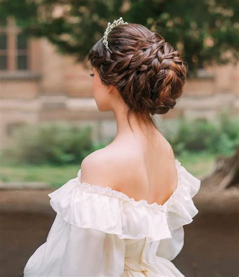 33 Flattering Hairstyles For Off Shoulder Dresses 2024 Trends