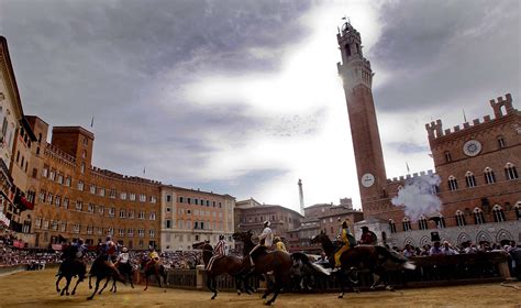 Medieval Horse Race In Siena Italy Wallpapers And Images Wallpapers