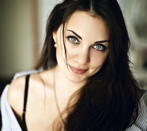 Pin By Bradford Bittner On Portrait Brunette Blue Eyes Brunette