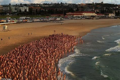 Úc Hàng ngàn người khỏa thân ngoài bãi biển để chụp ảnh tập thể Báo