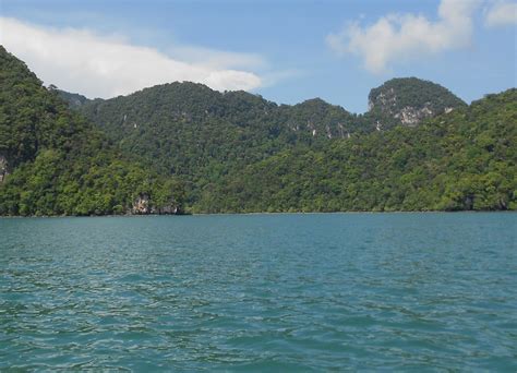 Pulau dayang bunting is considered as one of the most famous and attractive island in langkawi. FREELITTLEBRAIN: The ever green legend of Pulau Dayang Bunting